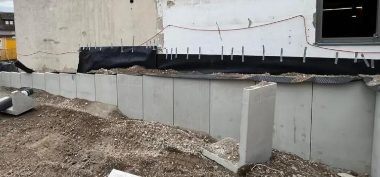 L-Steine als Stützmauer auf einer Baustelle in Karlsruhe