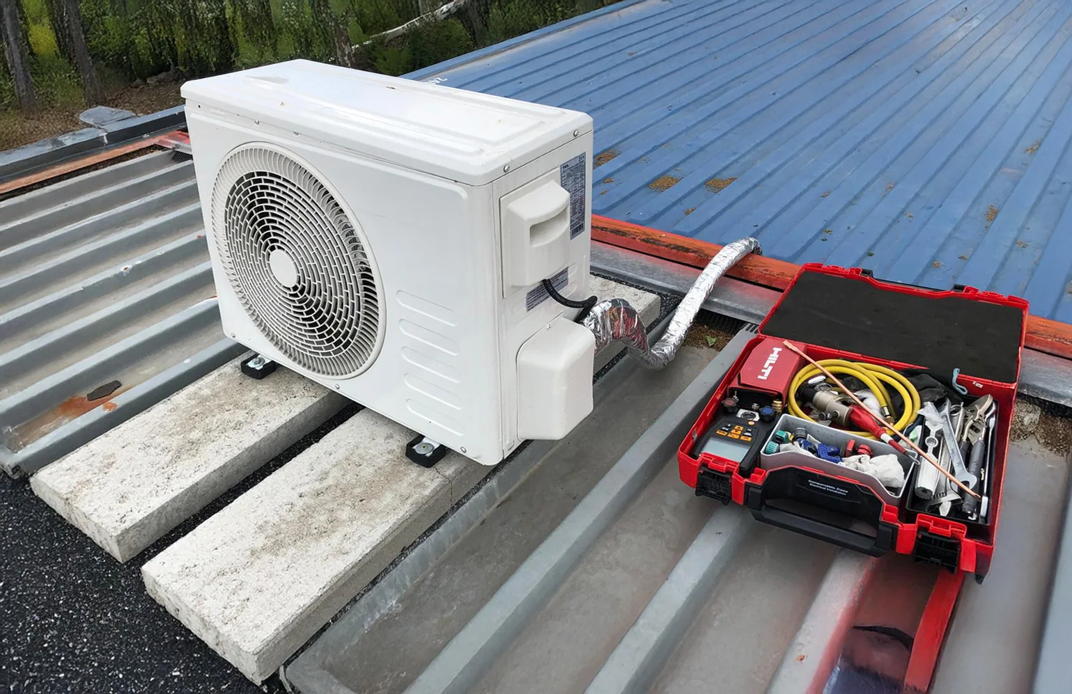 Klimaanlage Außengerät Montage auf Flachdach - Prima Klima Karlsruhe